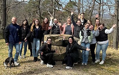 Angehende Pflegekräfte des Care Campus Harz mit Bestatter Thomas Thieß im Begräbnisforst Thale