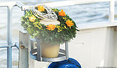 Seeurne auf einem Schiff für Seebestattungen
