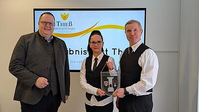 Bürgermeister Heiko Breithaupt mit Hr. Thieß und einer Mitarbeiterin