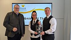 Bürgermeister Heiko Breithaupt mit Hr. Thieß und einer Mitarbeiterin